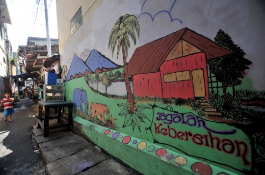 Warna-Warni Mural di Jembatan Lima