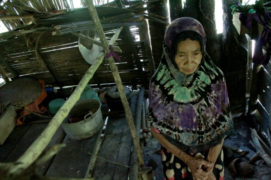 Kisah Nenek 83 Tahun Bertahan Hidup Sebatang Kara di Gubuk Reyot