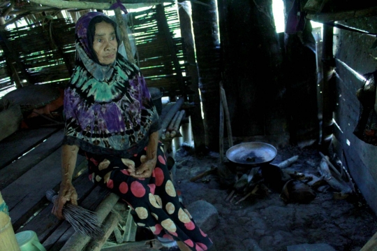 Kisah Nenek 83 Tahun Bertahan Hidup Sebatang Kara di Gubuk Reyot