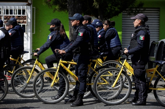 Di Tengah Kelangkaan BBM, Polisi Bersepeda Beraksi di Meksiko