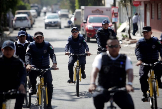 Di Tengah Kelangkaan BBM, Polisi Bersepeda Beraksi di Meksiko