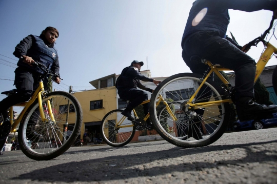 Di Tengah Kelangkaan BBM, Polisi Bersepeda Beraksi di Meksiko