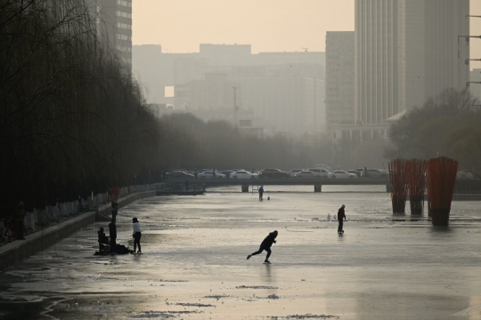 Membeku, Sungai di Beijing Berubah Jadi Arena Ice Skating