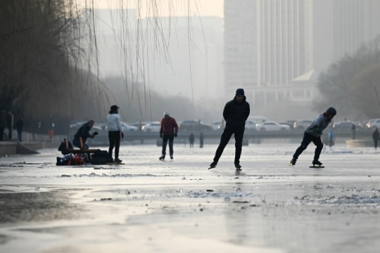 Membeku, Sungai di Beijing Berubah Jadi Arena Ice Skating