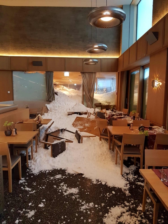 Badai Es Mereda, Longsoran Salju Kubur Restoran di Swiss