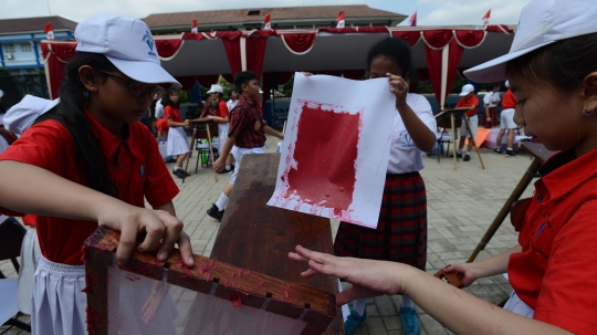 Kreatifnya Siswa SD di Jakarta Buat 1.000 Kertas Daur Ulang