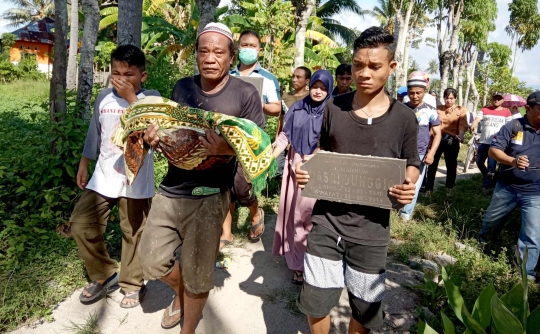 Isak Tangis Selimuti Pembongkaran 2 Kuburan Akibat Sengketa Lahan di Gorontalo