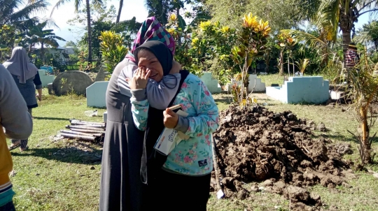 Isak Tangis Selimuti Pembongkaran 2 Kuburan Akibat Sengketa Lahan di Gorontalo