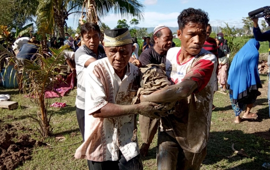 Isak Tangis Selimuti Pembongkaran 2 Kuburan Akibat Sengketa Lahan di Gorontalo