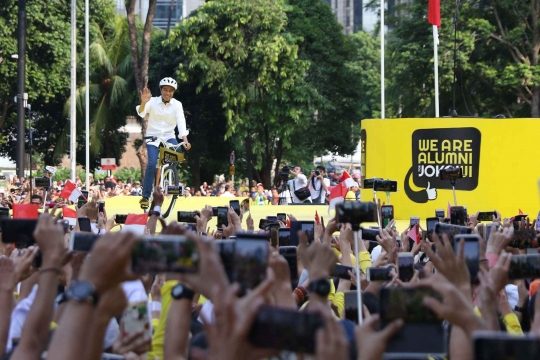 Gaya Jokowi Bersepeda Sambut Para Pendukung dari Alumni UI