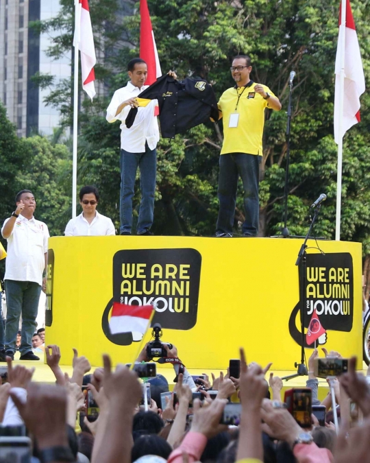 Gaya Jokowi Bersepeda Sambut Para Pendukung dari Alumni UI