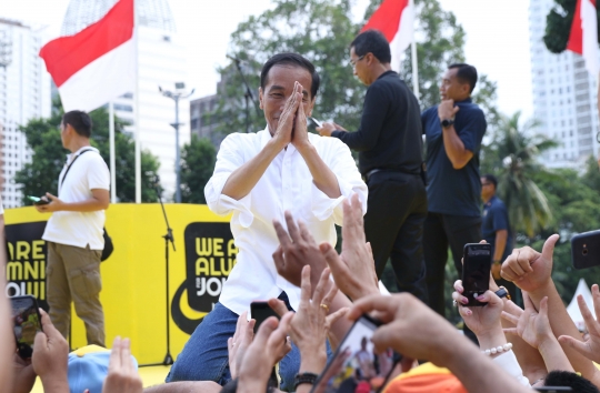 Usai Hadiri Deklarasi, Jokowi Sapa Pendukung dari Dekat