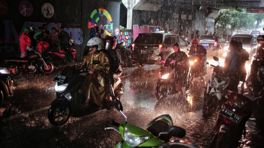 Hujan Deras, Pemotor Berteduh di Kolong Tol Jagorawi