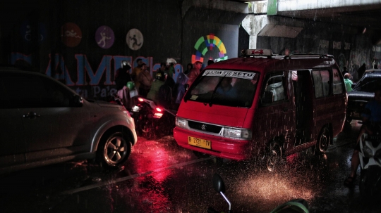 Hujan Deras, Pemotor Berteduh di Kolong Tol Jagorawi
