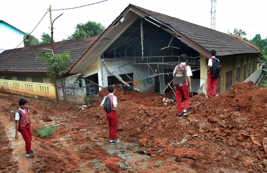 Ruang Kelas SDN Bambu Apus 1 Hancur Tertimpa Truk Proyek Tol