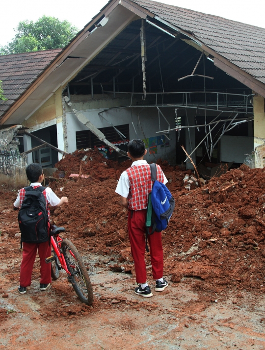 Ruang Kelas SDN Bambu Apus 1 Hancur Tertimpa Truk Proyek Tol