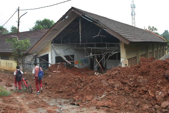 Ruang Kelas SDN Bambu Apus 1 Hancur Tertimpa Truk Proyek Tol