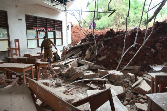 Ruang Kelas SDN Bambu Apus 1 Hancur Tertimpa Truk Proyek Tol