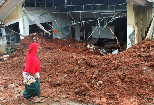 Ruang Kelas SDN Bambu Apus 1 Hancur Tertimpa Truk Proyek Tol