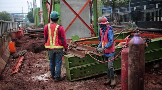 Memantau Progres Pembangunan Stasiun LRT di Cawang