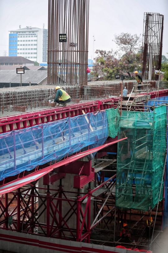 Memantau Progres Pembangunan Stasiun LRT di Cawang