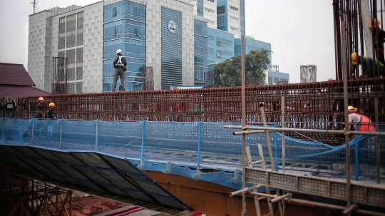 Memantau Progres Pembangunan Stasiun LRT di Cawang