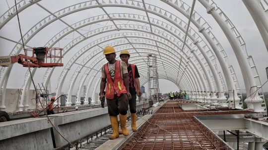 Penampakan Proyek Stasiun LRT TMII yang Sudah 50 Persen