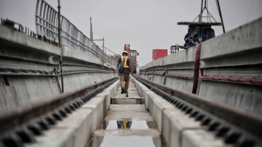 Penampakan Proyek Stasiun LRT TMII yang Sudah 50 Persen