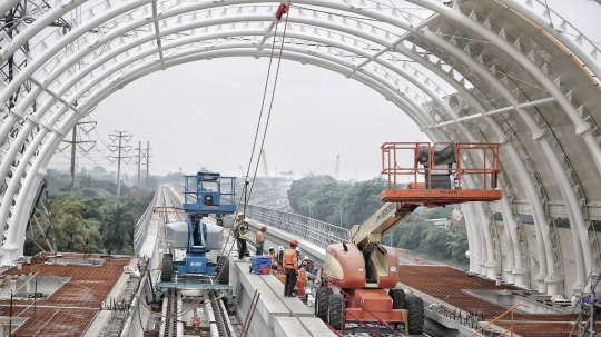 Penampakan Proyek Stasiun LRT TMII yang Sudah 50 Persen