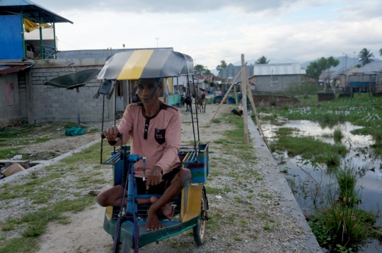 Semangat Beni Hiola Keliling Berjualan Ikan Meski Kaki Lumpuh