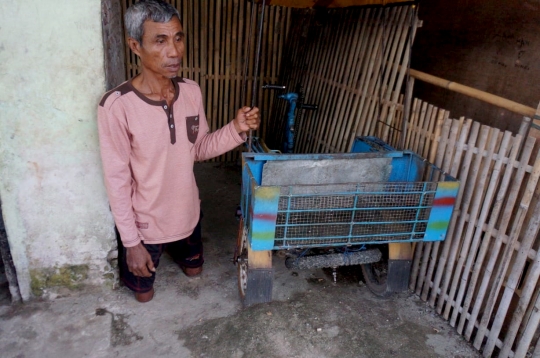 Semangat Beni Hiola Keliling Berjualan Ikan Meski Kaki Lumpuh