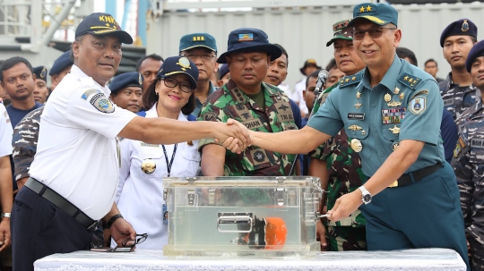 Berhasil Ditemukan, TNI AL Serahkan Black Box Pesawat Lion Air JT 610 ke KNKT