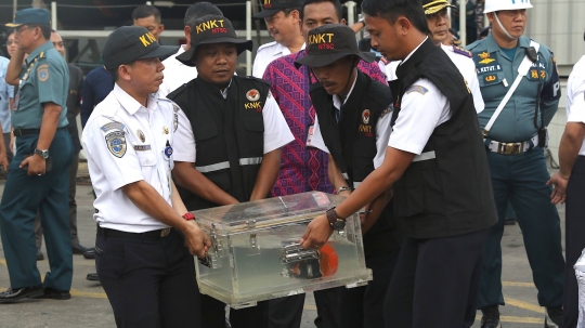 Berhasil Ditemukan, TNI AL Serahkan Black Box Pesawat Lion Air JT 610 ke KNKT