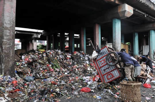 Alih Fungsi Kolong Tol Jadi Penampungan Sampah Warga