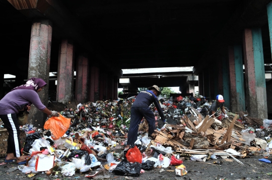 Alih Fungsi Kolong Tol Jadi Penampungan Sampah Warga