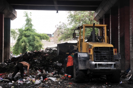 Alih Fungsi Kolong Tol Jadi Penampungan Sampah Warga