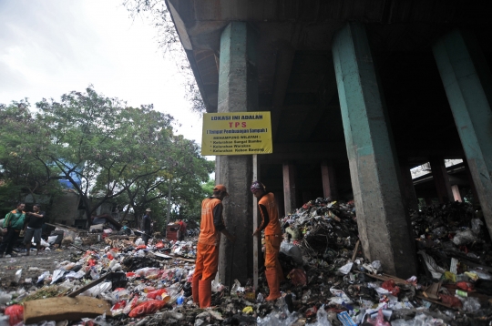 Alih Fungsi Kolong Tol Jadi Penampungan Sampah Warga