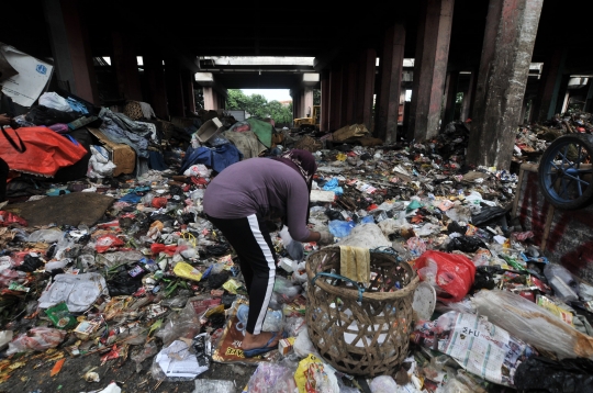 Alih Fungsi Kolong Tol Jadi Penampungan Sampah Warga