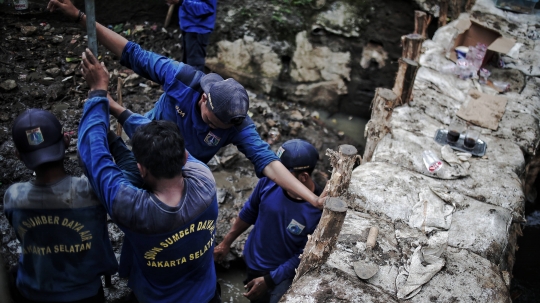 Turap Permanen Mulai Dibangun di Lokasi Tanggul Jebol Jatipadang