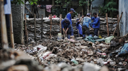 Turap Permanen Mulai Dibangun di Lokasi Tanggul Jebol Jatipadang