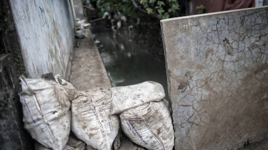 Turap Permanen Mulai Dibangun di Lokasi Tanggul Jebol Jatipadang