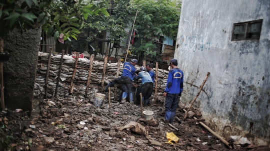 Turap Permanen Mulai Dibangun di Lokasi Tanggul Jebol Jatipadang