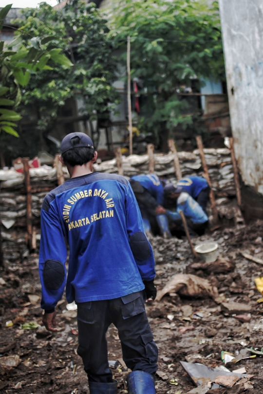 Turap Permanen Mulai Dibangun di Lokasi Tanggul Jebol Jatipadang