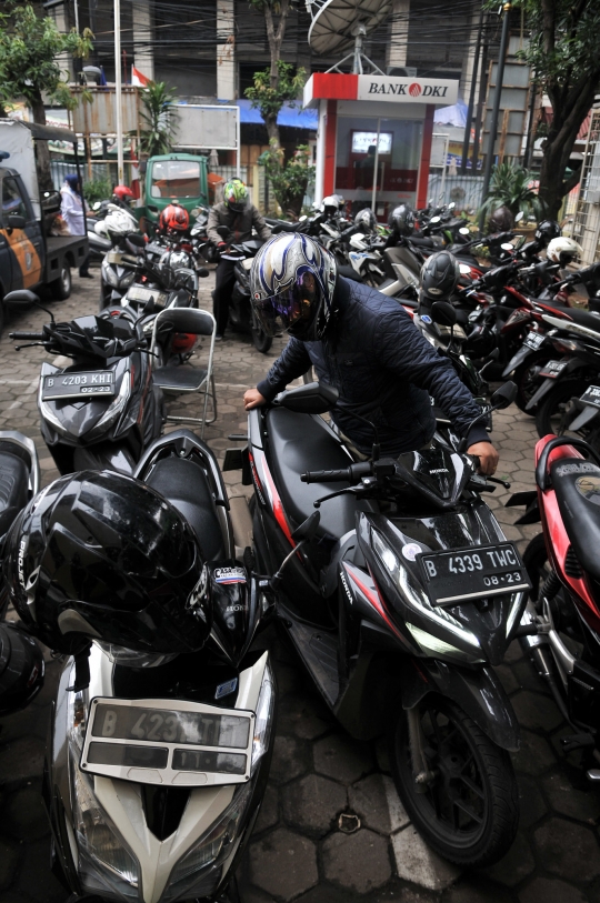 Imbas Larangan Parkir Pegawai Balai Kota, Kelurahan Kebon Sirih Penuh Kendaraan