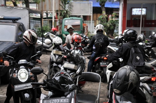 Imbas Larangan Parkir Pegawai Balai Kota, Kelurahan Kebon Sirih Penuh Kendaraan