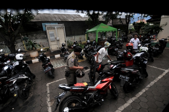 Imbas Larangan Parkir Pegawai Balai Kota, Kelurahan Kebon Sirih Penuh Kendaraan