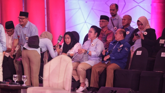 Suasana Dua Pendukung Capres dan Cawapres 01 dan 02 Jelang Debat Pertama