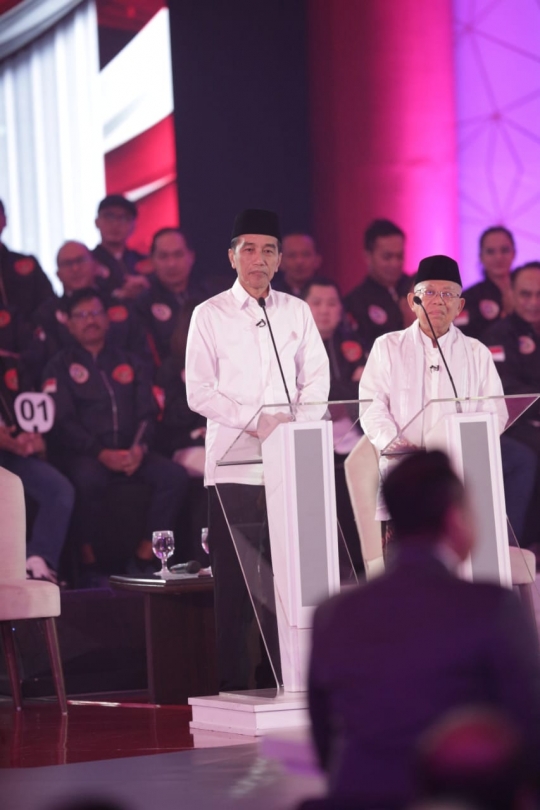 Gaya Jokowi-Ma'ruf dan Prabowo-Sandi Paparkan Visi Misi dalam Debat Pilpres