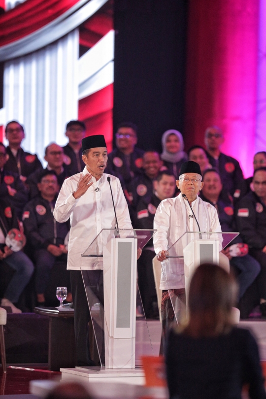 Ekspresi Jokowi-Ma'ruf Saat Debat Pertama