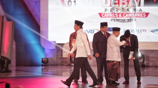 Momen Keakraban Capres dan Cawapres Saat Debat Perdana